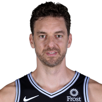 Pau Gasol dominant in win over Charlotte photo